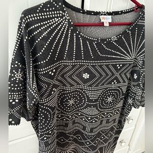 EUC LULAROE Black and White Dot & Swirl Tunic Top w/Short Sleeves, Loose Fit